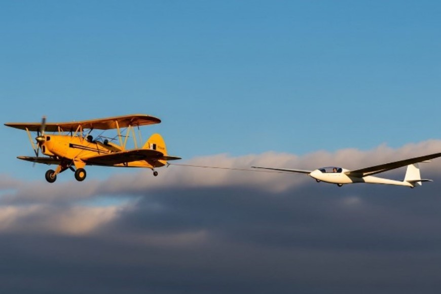 Avión Fleet remontando un planeador. Imagen con IA. Gentileza