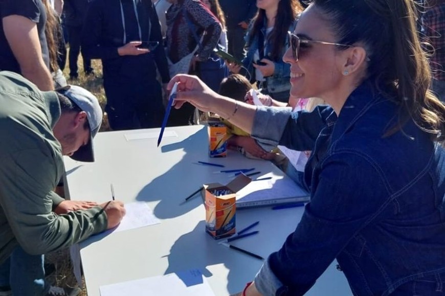 Durante el acto en el centro de la rotonda, los manifestantes suscribieron el petitorio que se elevará a Milei. Foto: Sur24