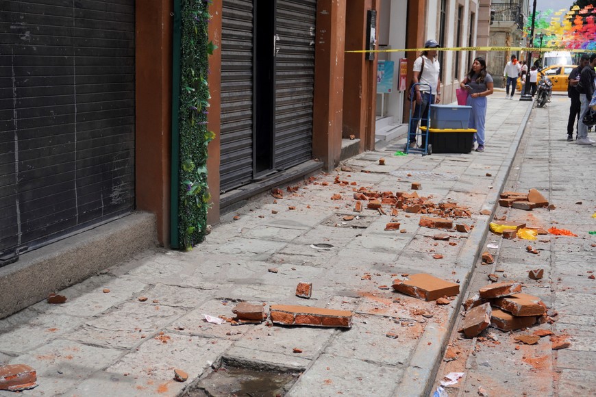 Debris from a building's facede lies on the ground after an earthquake in Oaxaca, in the state of Oaxaca Mexico August 2, 2025. REUTERS/Jose de Jesus Cortes