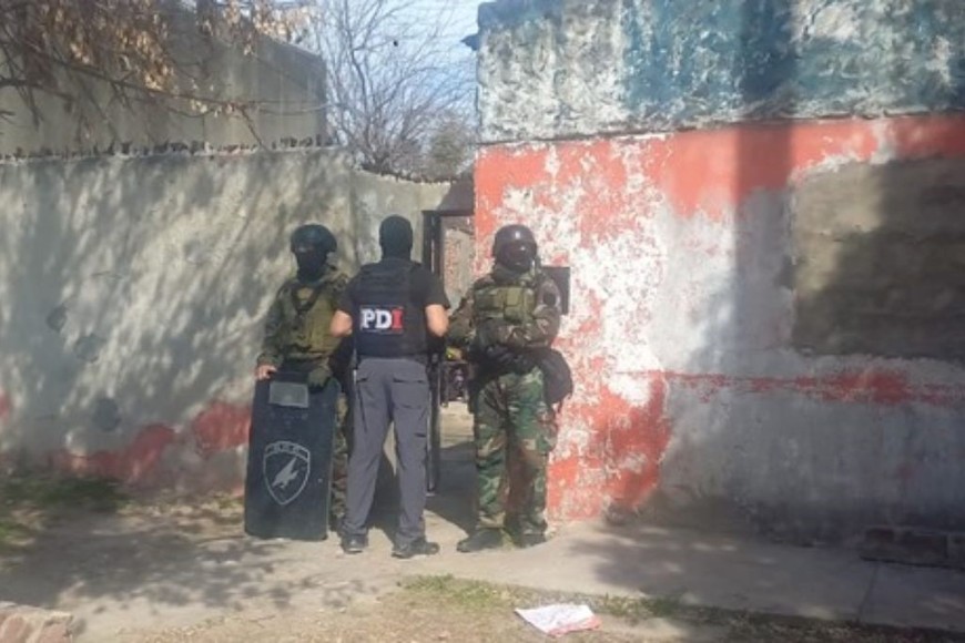 Uno de los allanamientos se concretó en en un inmueble ubicado en Bolívar 3100 (barrio Centenario)