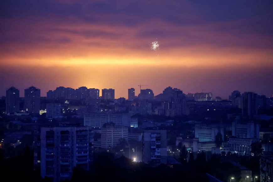 An explosion of a missile lights up the sky over the city during a Russian missile strike, amid Russia's attack on Ukraine, in Kyiv, Ukraine July 31, 2025. REUTERS/Gleb Garanich     TPX IMAGES OF THE DAY