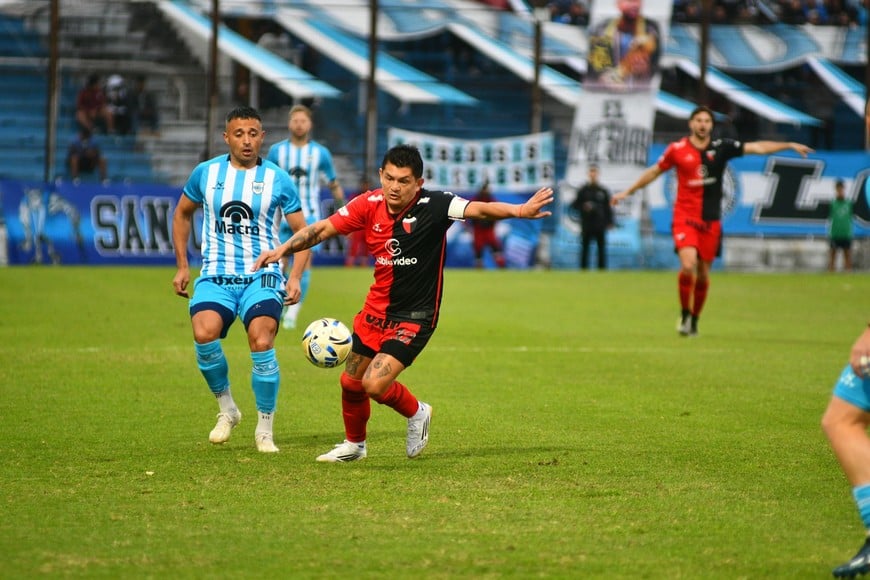 El Pulga fue silbado permanentemente por los hinchas jujeños que no le perdonan que se haya ido, aún habiendo marcado varios goles. Se juntó, también, la rivalidad entre jujeños y tucumanos. Minella lo sacó porque tenía una sobrecarga muscular