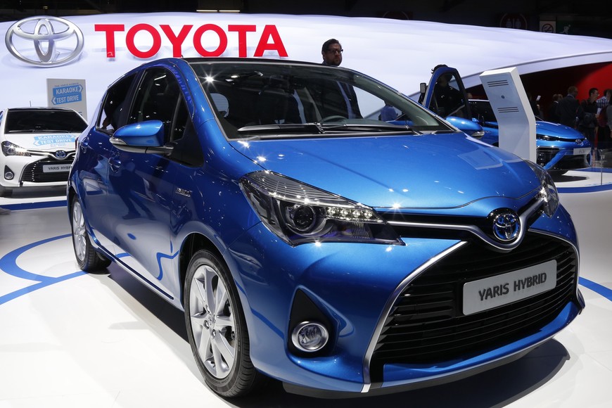 A Toyota Yaris Hybrid car is displayed on media day at the Paris Mondial de l'Automobile, October 2, 2014. The Paris auto show opens its doors to the public from October 4 to October 19.  REUTERS/Jacky Naegelen (FRANCE - Tags: TRANSPORT BUSINESS)
 francia paris  salon internacional del automovil de paris autos Toyota Yaris Hybrid