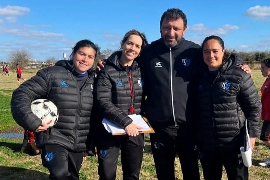 Cuerpo técnico completo. Alejandra Haas, Natalia Lomello, Gustavo Ferroglio y Claribel Mansilla.