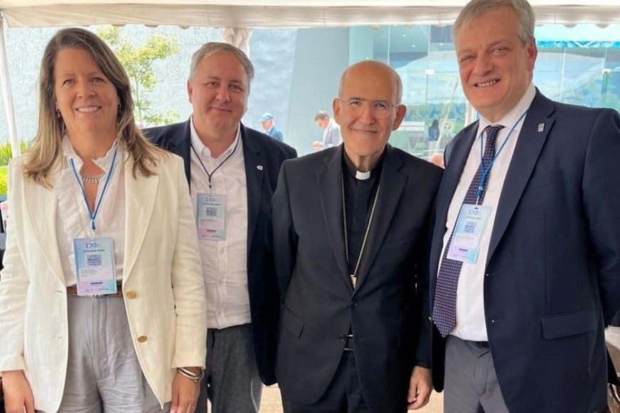 Romina Cavalli (Universidad del Salvador), R.P. Andrés Aguerre SI (Universidad Católica de Córdoba), cardenal José Tolentino de Mendonça (Dicasterio para la Cultura y la Educación) y Eugenio Martín De Palma (UCSF). Gentileza UCSF