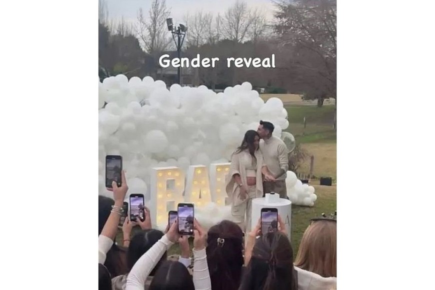 La pareja se reunió con sus allegados para revelar el sexo del bebé.