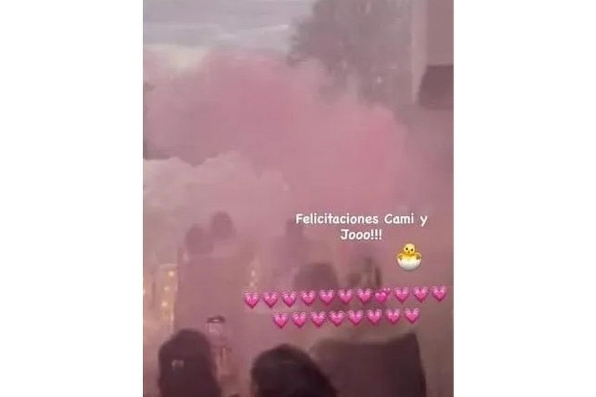 El humo rosa de bengala tiñó la escena.