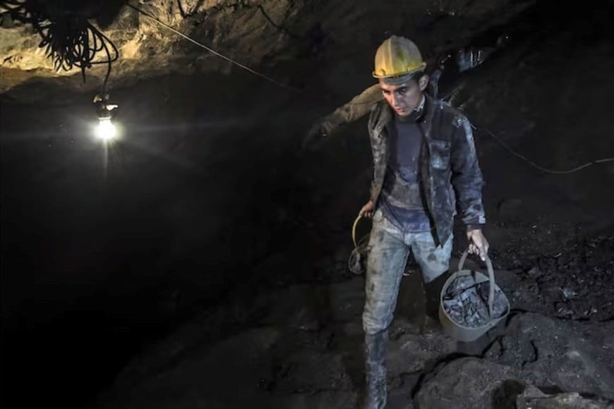 Un minero desarrolla tareas en un yacimiento aurífero, en plena faena laboral. Foto: AFP/Luis Acosta.