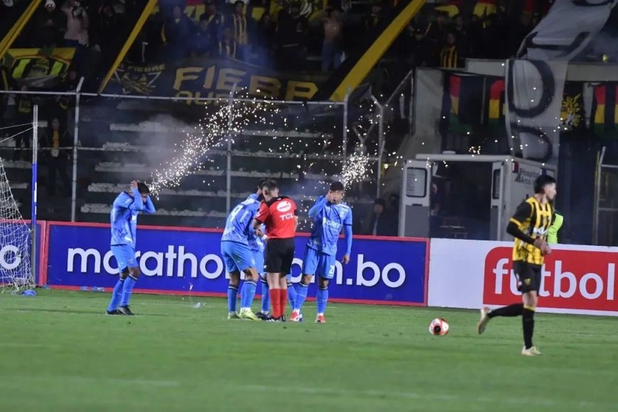 Los fuegos artificiales obligaron a demorar el partido.