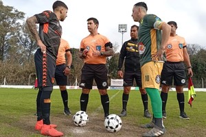 Los Canarios venció al líder Las Flores y lo festejó a lo grande. Crédito: Gentileza Sensación de Liga.