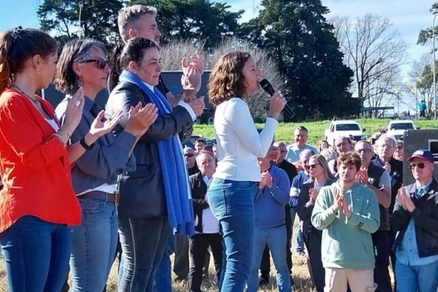 El acto en la rotonda de rutas 8 y 33 reunió a funcionarios y vecinos del sur santafesino.