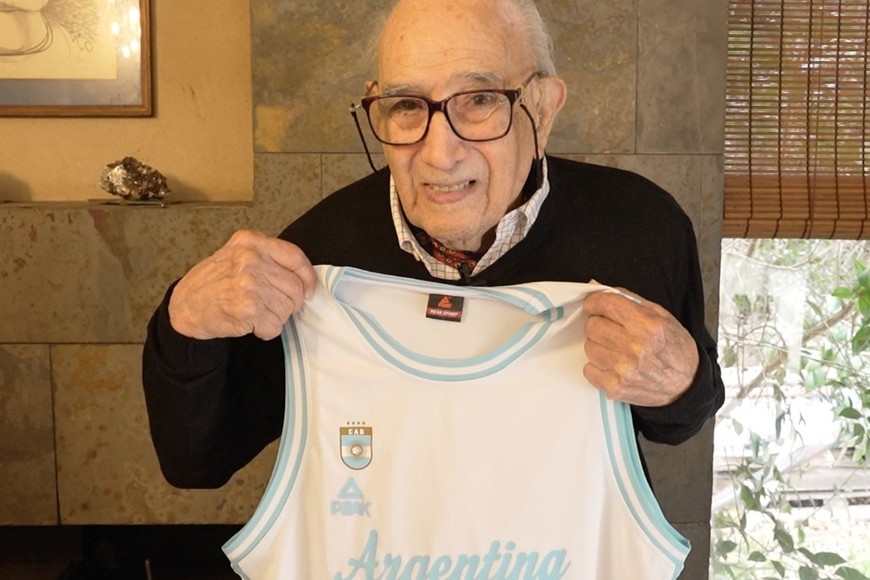 Ricardo González con la nueva camiseta en homenaje. Crédito: CAB