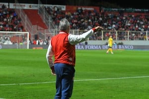 El mes de Leo es agosto. Madelón, asumiendo el gran desafío de reconstruir a Unión después de un primer semestre para el olvido de la mano del "Kily" González. Ahora, entre el torneo local y la Copa Argentina, asoman cuatro partidos importantes en pocos días. Foto: Manuel Fabatía.