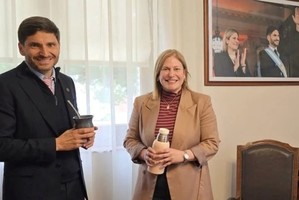 En mayo, el gobernador Pullaro visitó a Scaglia en sus oficinas del Senado. Foto: Archivo