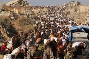 Palestinos cargan a pie con alimentos y otros bienes de ayuda humanitaria en Beit Lahia, Franja de Gaza.
