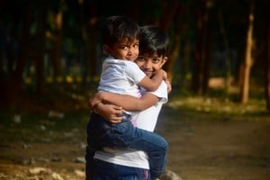 La palabra que uno dice es un abrazo que uno da, y la palabra recibida es un abrazo que cada uno se lleva puesto. Gentileza