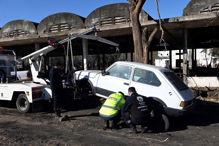 Autos abandonados siendo trasladados al ex frigorífico municipal.