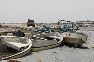 n vehículo militar pasa antes barcazas dañadas en el litoral de Hajjah, en Yemen. Crédito: Europa Press