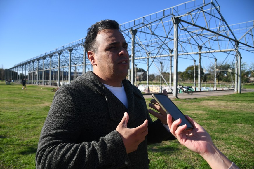 Joaquín Azcurrain, nuevo presidente de la Asociación Parque Federal, con el "galpón fosa" de fondo, que quieren recuperar como espacio de usos múltiples. Crédito: Manuel Fabatía