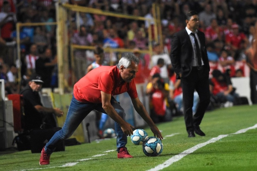 Madelón y Gallardo tuvieron varios enfrentamientos entre sí. Inclusive, con Leo de entrenador, Unión consiguió una resonante victoria en el Monumental. Fueron los técnicos en aquel partido de cuartos de final de Copa Argentina en Mar del Plata. Ahora volverán a medirse, en octavos, todavía sin fecha ni lugar de realización. Crédito: Mauricio Garín.