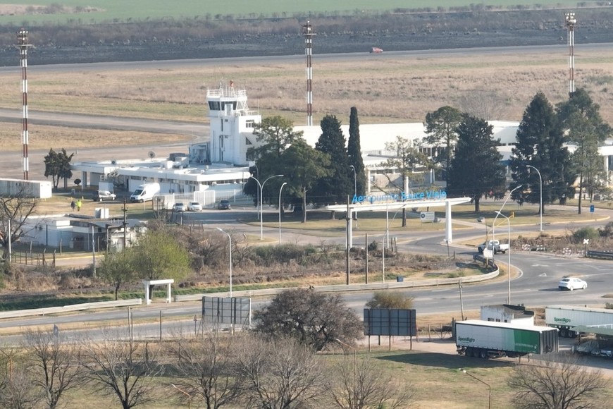 El Aeropuerto de Sauce Viejo, junto al de Rosario, figuran en el listado de entidades públicas en las que se aplicarán medidas para disminuir el consumo energético. Crédito: Fernando Nicola.