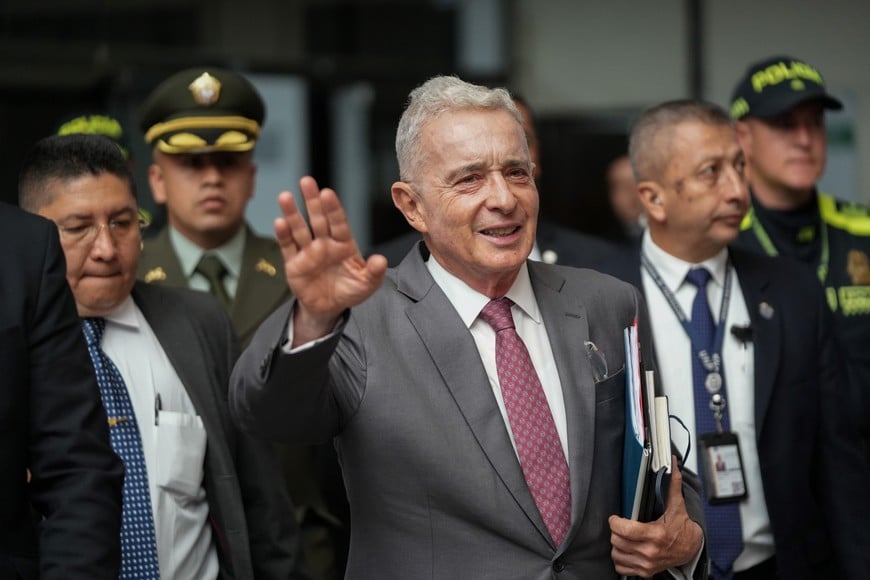 (250801) -- BOGOTA, 1 agosto, 2025 (Xinhua) -- Imagen de archivo del 10 de febrero de 2025 del expresidente colombiano, Alvaro Uribe (c), caminando por las instalaciones del Complejo Judicial de Paloquemao, en donde se lleva a cabo su juicio político, en la ciudad de Bogotá, capital de Colombia. El expresidente de Colombia Alvaro Uribe Vélez (2002-2010) fue condenado el viernes a 12 años de prisión domiciliaria tras ser hallado culpable de soborno en actuación penal y fraude procesal, en una histórica decisión que lo convierte en el primer exmandatario condenado y privado de la libertad en el país. (Xinhua/Andrés Moreno) (am) (rtg) (ra) (ce)