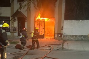 El fuego se propagó rápidamente al interior de la casa