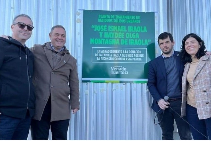 Juan Manuel, Leandro y Patricia Iraola, junto al intendente venadense Leonel Chiarella.