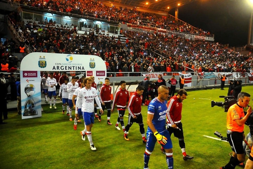 Unión y River saliendo a la cancha aquella noche fria de Mar del Plata que concluyó con el triunfo millonario por 3 a 0. Unión tenía muchas esperanzas en esa Copa y le tocó un River obligado a ganarla para jugar la Libertadores del año siguiente. Crédito: El Litoral.
