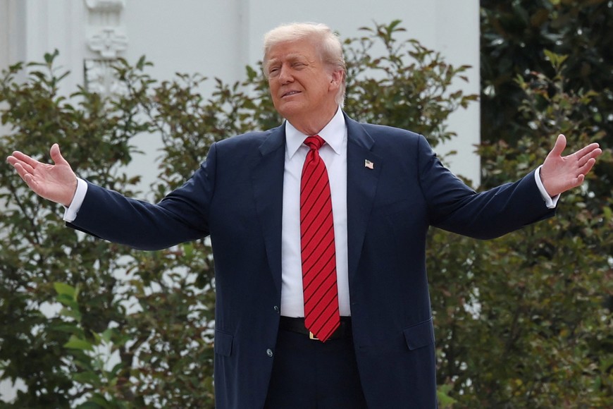 U.S. President Donald Trump gestures to reporters, on a walk with an architect and aides on the roof of the White House in Washington, D.C., U.S., August 5, 2025. REUTERS/Jonathan Ernst