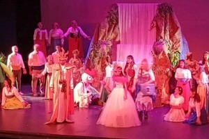 Loana Ayuso como Princesa Estrella en la ópera “Bru Jácara”, de Marcela Sabio, al frente junto a José Zanaschi Berrón (Rey Sol).