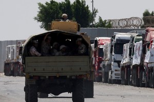 A vehicle carries Egyptian soldiers near the Rafah border crossing between Egypt and the Gaza Strip, in Rafah, Egypt, August 6, 2025. REUTERS/Amr Abdallah Dalsh