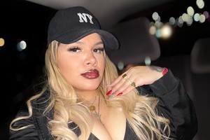 Otro momento tenso de la hija del conductor con las fuerzas de seguridad.