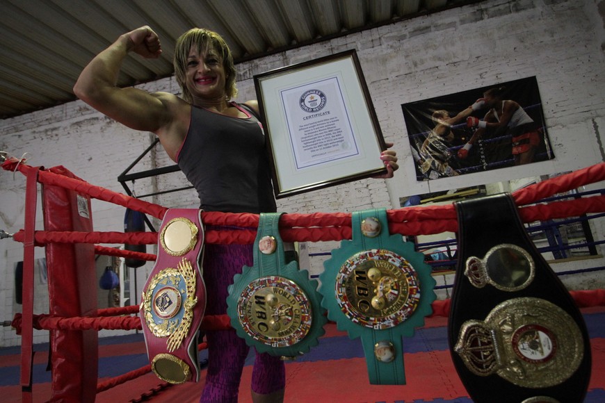 En 2015, Oliveras muestra el certificado Guinnes por su récord en el boxeo.