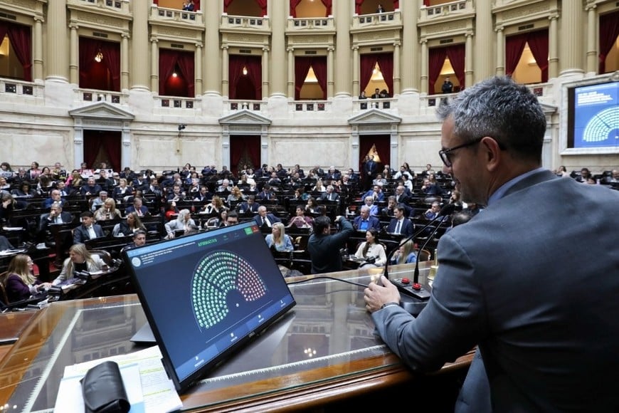 Dos medias sanciones, cinco decretos rechazados y cinco emplazamientos. El saldo de la maratónica sesión de Diputados el último miércoles presidida por Martín Menem. Crédito: Cámara de Diputados de la Nación.