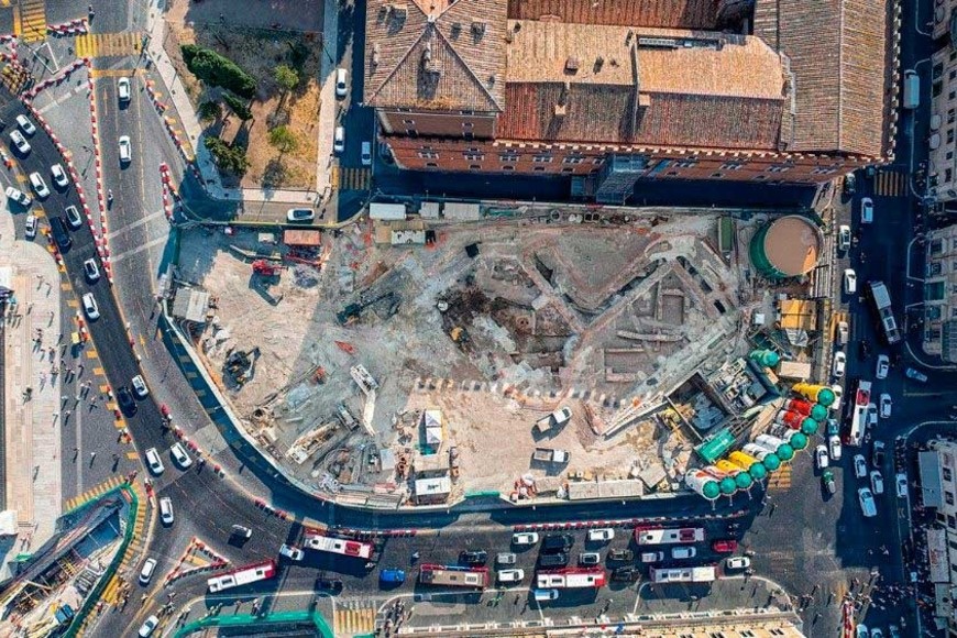 En medio de Roma aparecieron viejas estructuras edilicias.