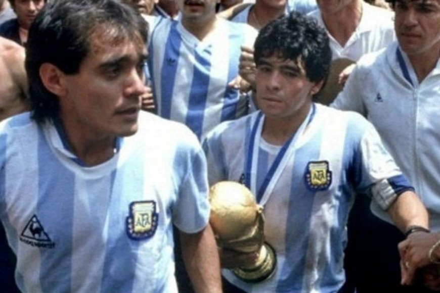En Italia, Pedro Pablo Pasculli recibió la imagen vía WhatsApp, se mostró feliz y muy contento por el homenaje que se le brindó desde el predio Nery Pumpido. Como olvidar el logro de la Copa del Mundo en México. En la imagen junto a Maradona.