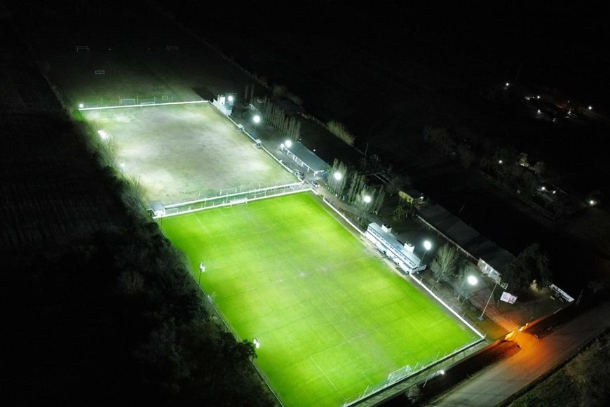 Una vez más, el predio Nery Pumpido se iluminó. En esta oportunidad, la cancha número 2 brilló por completo. Junto a la excelente iluminación de la N° 1, Leopoldo Luque, la noche se hizo de día. Crédito: Gentileza Prensa LSF