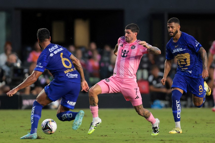 Aug 6, 2025; Fort Lauderdale, FL, USA; Inter Miami CF midfielder Rodrigo De Paul (7) dribble the ball against Pumas UNAM defender Nathan Silva (6) during the first half of a Leagues Cup group stage match at Chase Stadium. Mandatory Credit: Sam Navarro-Imagn Images