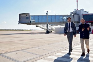 Maximiliano Pullaro recorrió el aeropuerto junto a autoridades locales.