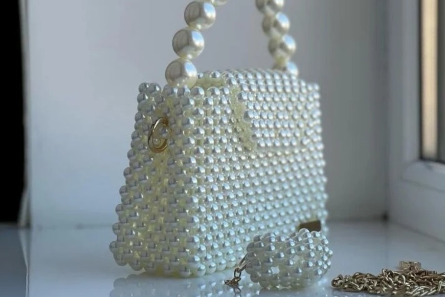 Detalle de las delicadas perlas que componen este accesorio.