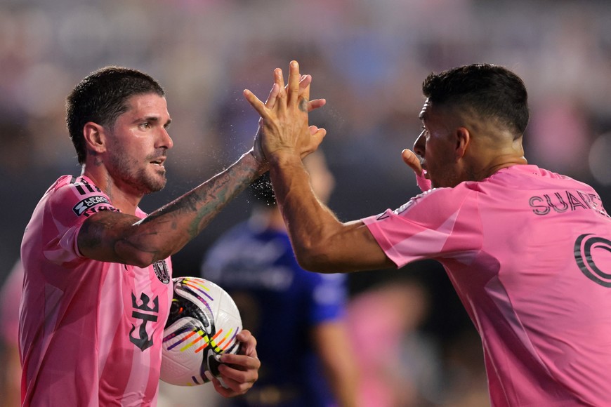Aug 6, 2025; Fort Lauderdale, FL, USA; Inter Miami CF midfielder Rodrigo De Paul (7) celebrates with forward Luis Suarez (9) after scoring against Pumas UNAM during the first half of a Leagues Cup group stage match at Chase Stadium. Mandatory Credit: Sam Navarro-Imagn Images