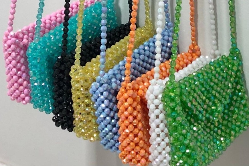 El bolso de perla brilla con elegancia en looks veraniegos.