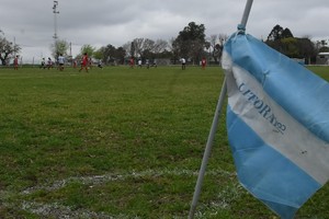 En cada cancha de la Liga Santafesina. Una bandera, un legado. El Litoral, ¡presente! Crédito: Flavio Raina
