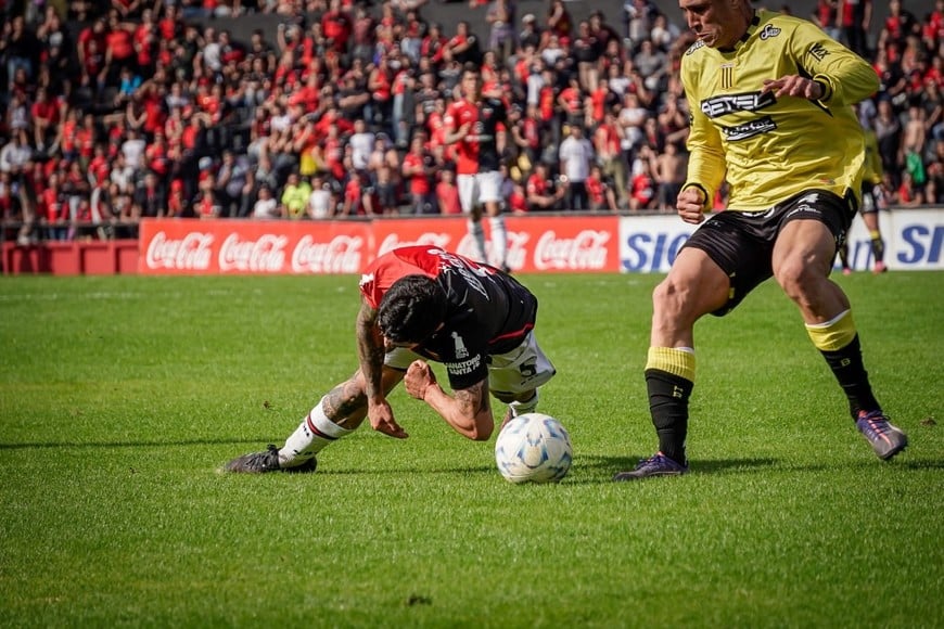 A "trabar con la cabeza" el domingo para ganar el partido ante Agropecuario, como lo hace Zahir Yunis en el encuentro ante Almirante Brown en Santa Fe. Foto: Carolina Niklison.