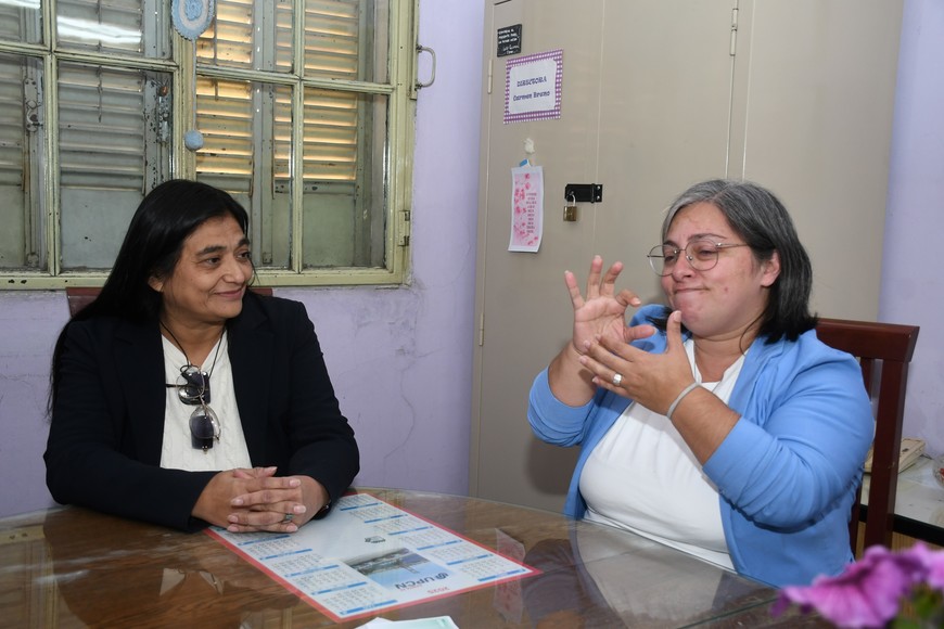 La regente Claudia Peralta y la docente Ana Ferreyra explicaron cómo se implementará el proyecto en el instituto este año. Crédito: Manuel Fabatía