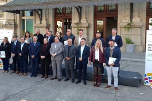 Los intendentes santafesinos en la explanada de la Estación Belgrano este jueves. Crédito: El Litoral