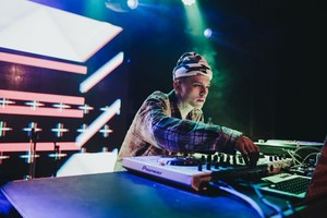 "El verdadero error no está en el mundo, sino en nuestra capacidad para dejar de escuchar la melodía del ser y conformarnos con el eco hueco de la industria cultural (…)" Gentileza