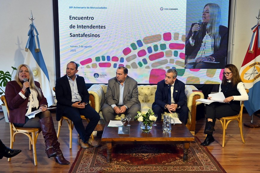 El primer panel tuvo a Alejandra Dupouy (Ceres), Nicolás Cuesta (San Justo), Juan Pablo Poletti (Santa Fe), Pablo Javkin (Rosario) y Tania Paitta Fernández (Mercociudades). Crédito: Municipalidad de Santa Fe