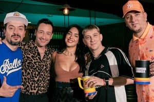 Luciano Pereyra junto a Ángela Leiva, el grupo Un Poco de Ruido y Pinky SD